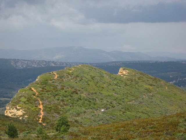 Single suspendu : A noter l'orage menaçant au second plan...