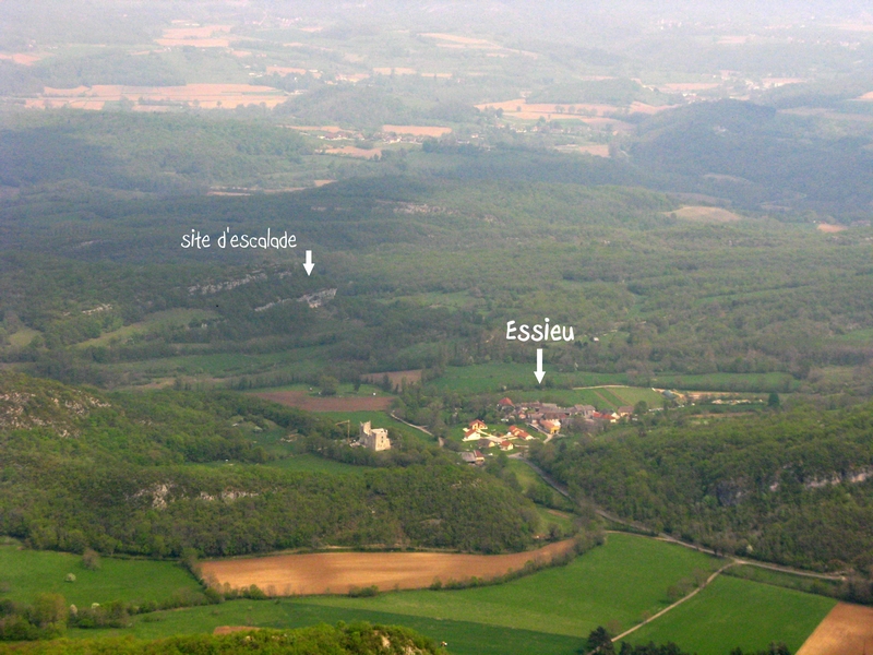 village d'Essieu : en contrebas (versant Belley) le village d'Essieu et sa falaise bien connue des grimpeurs.