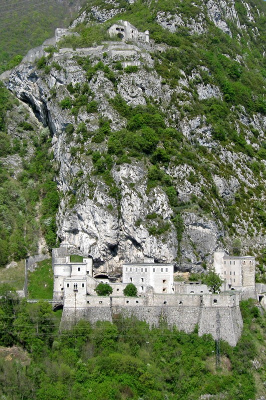 #2 le fort l le fort l'écluse : Extrémité nord du Vuache vue sur le fort