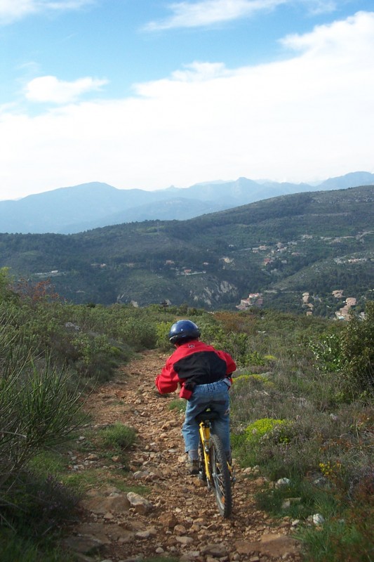 #10 Sentier de l Sentier de l'ubac de la forna : Il se régale, malgré les pierres