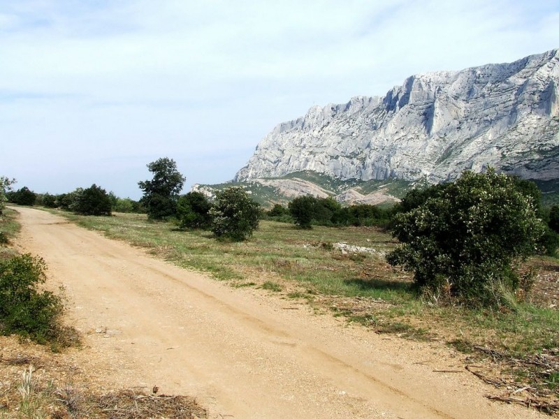 La Sainte Victoire : Sur la piste DFCI qui prolonge la longue portion de route