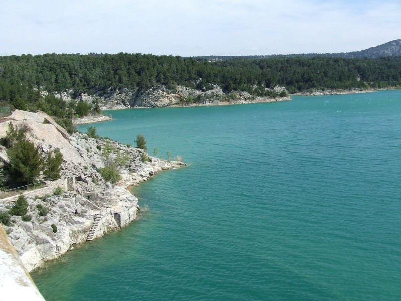 Bimont : Lac de Bimont; il y avait tellement de vent que des vagues se forment à la surface du lac!