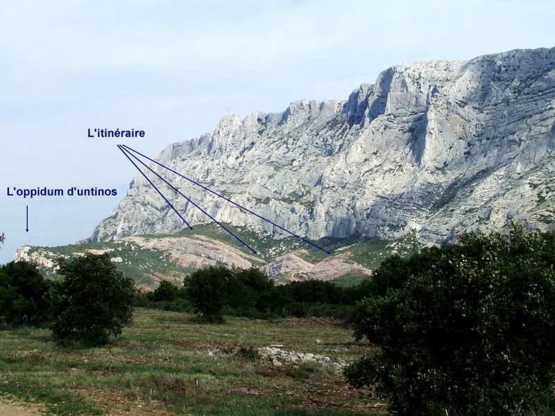 Au plus près de la face sud : Le tracé passe au-dessus des premières barres et au pied des falaises