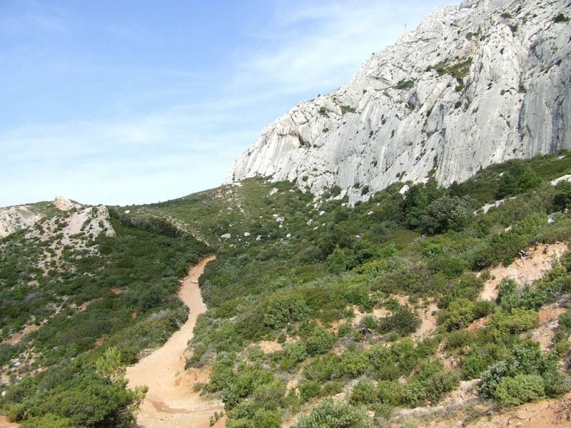 Au pied des falaises : Voici le chemin transversal qui longe les falaises; au fond, on voit le sentier où il va falloir porter!