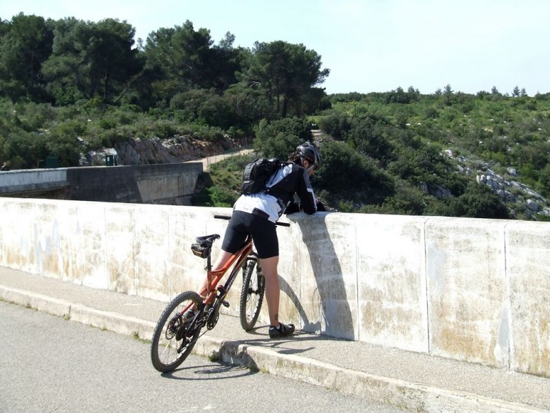 Le curieux : Damien, perché sur son Stumpjumper, observe le vide en face ouest du barrage