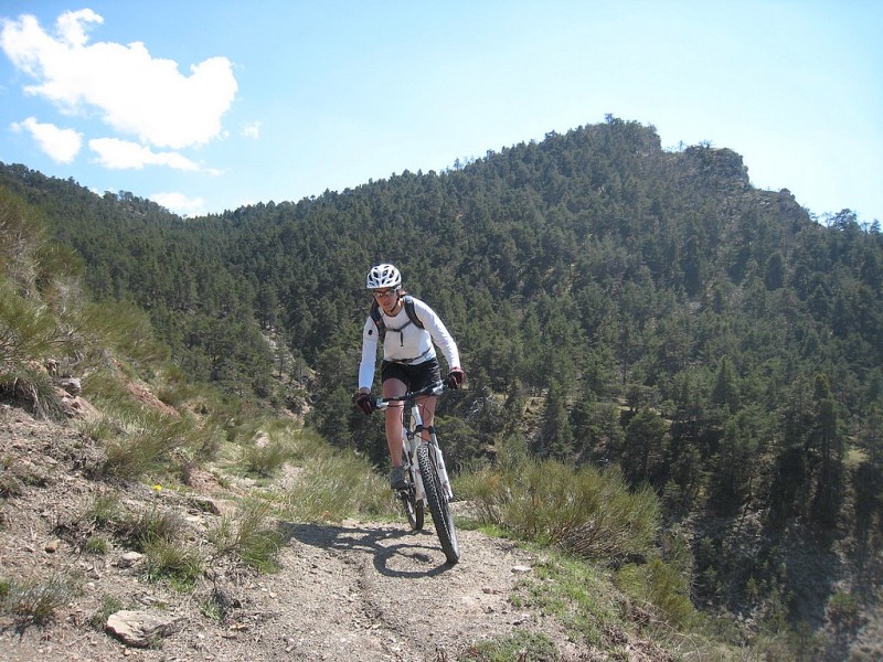 Du sentier : GR6 tout à fait adapté au vélo, quoique un peu "mariolle"