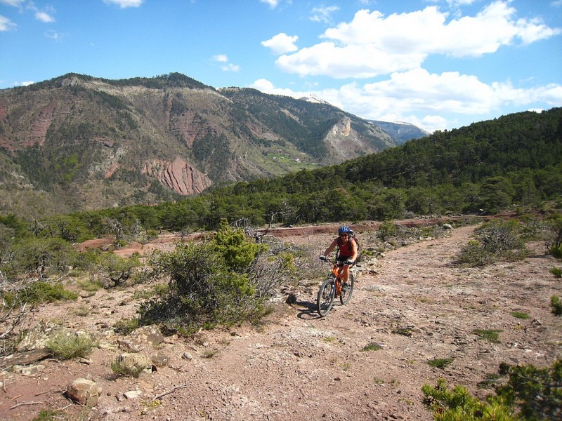 Kokopelli Trail : Nan, j'déconne!! 
Superbe dalle rouge, au dessus d'esparron