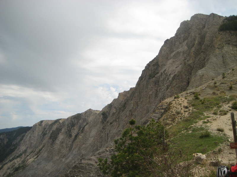 #17 Ravines : Ce n Ravines : Ce n'est qu'un tout petit bout de la face Nord de la montagne de Mairola...