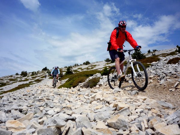 Fait péter la descente : Superbe et le chemin se creuse et roule de mieux en mieux