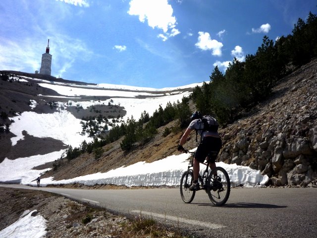 Sommet en vue : Encore plus de 350m de D+ alors qu'il parait si proche ! Cela passe mieux coté Nord un peu abrité du soleil et avec la fraicheur de la neige.