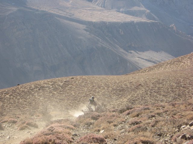 Descente sur Lupra : Début plus technique, Tangi allume le sentier