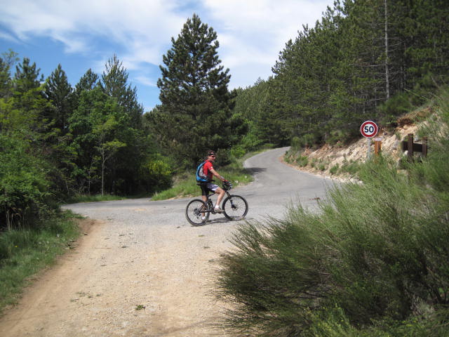 Montée : La piste rejoint la route goudronnée 980 m de la Montagne de Chabre.