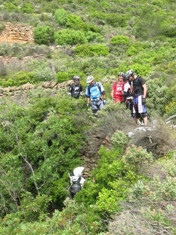 #8 Attention au sentier ! : Chute à l Attention au sentier ! : Chute à l'arrière du peloton !
