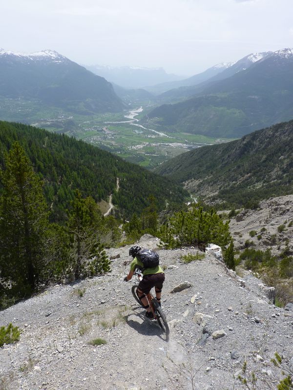 #5 Descente sur la vallée : ça commence à devenir un peu gravillonneux, mais ça n Descente sur la vallée : ça commence à devenir un peu gravillonneux, mais ça n'en est pas moins beau !