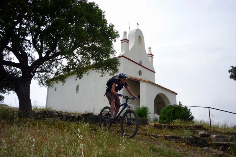 Salette 1 : Il fait un peu gris mais le blanc de cette chapelle nous pousse au péché du plaisir VTTisque