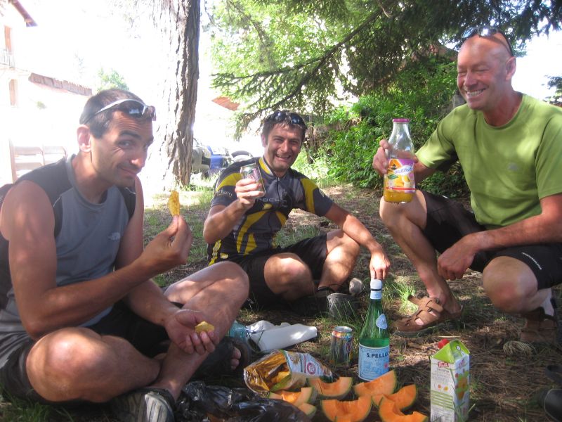 Fin de la journée : Les modos font du vélo ! Prenez des notes chers contributeurs,  c'est ça la diététique du vrai VTTiste !