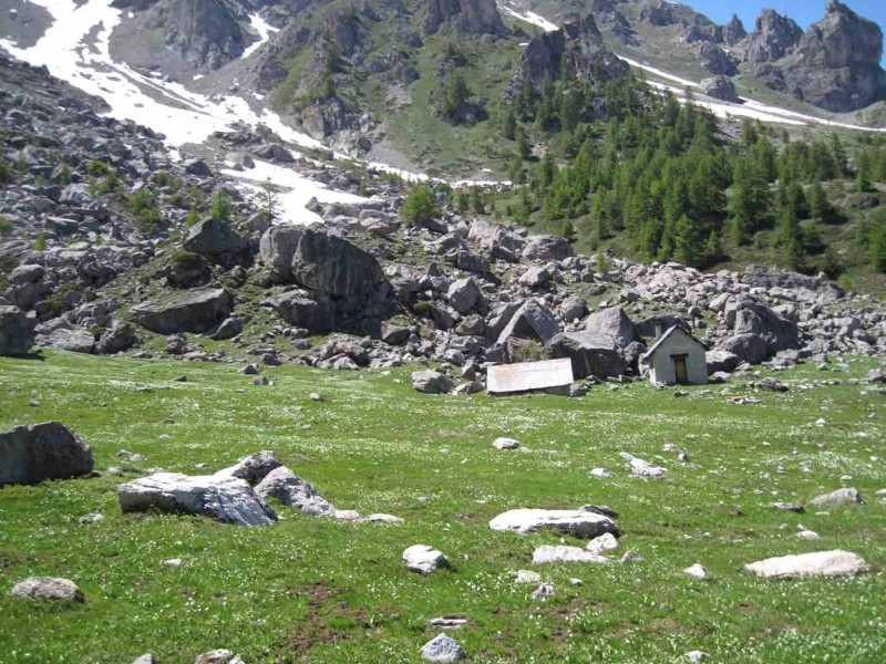 #20 Cabane de Clot Lafont : Nichée au cœur d Cabane de Clot Lafont : Nichée au cœur d'une prairie vert intense