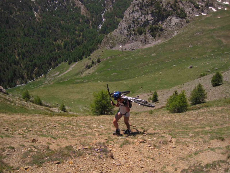 #6 Col de Tramouillon : Portage méthode même pas peur. La Cabane de Tramouillon au fond en bas Col de Tramouillon : Portage méthode même pas peur. La Cabane de Tramouillon au fond en bas