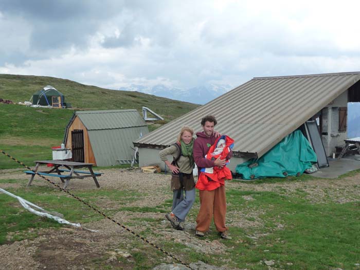 #7 Les gardiens du taillefer : Amèlie et Michael, gardiens trés sympas du refuge du taillefer et leur petit protégé Les gardiens du taillefer : Amèlie et Michael, gardiens trés sympas du refuge du taillefer et leur petit protégé
