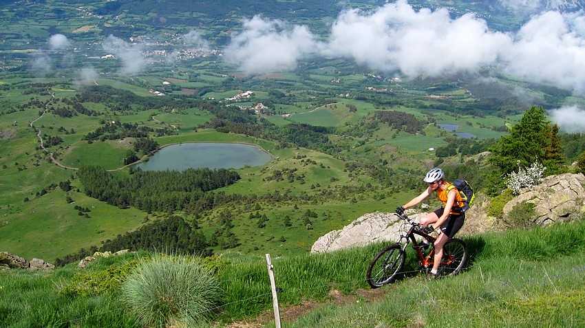 #1 Montée par le GR50 : jusqu Montée par le GR50 : jusqu'à Champ Fourrier. On est au-dessus du Lac de Barbeyroux