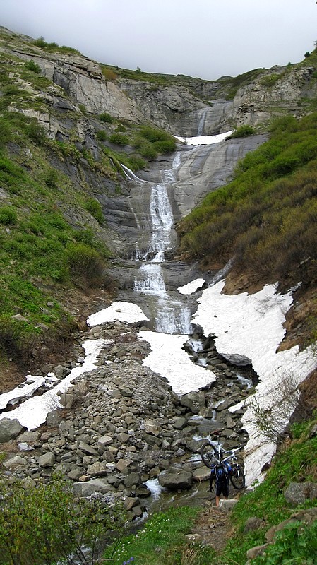 #10 On se sent petit : devant la cascade.. On se sent petit : devant la cascade..