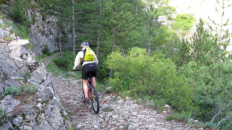 sentier taillé dans la roche