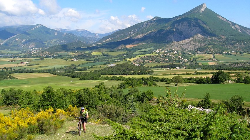 Sous les Clavelas : Vue sur Arambre et Serres