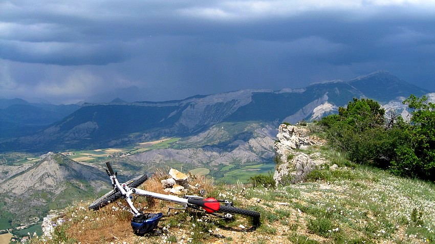 Sommet de Revuaire : Montagne d'Aujour sous l'orage