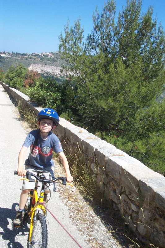 Montée à l'élastique : Vu le poids de son vélo, l'élastique n'est pas de trop.