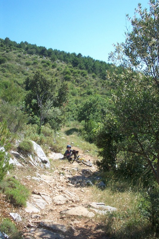 Gamelle : Il a essayé de passer ce tas de cailloux à la montée. Résultat => par terre !!!