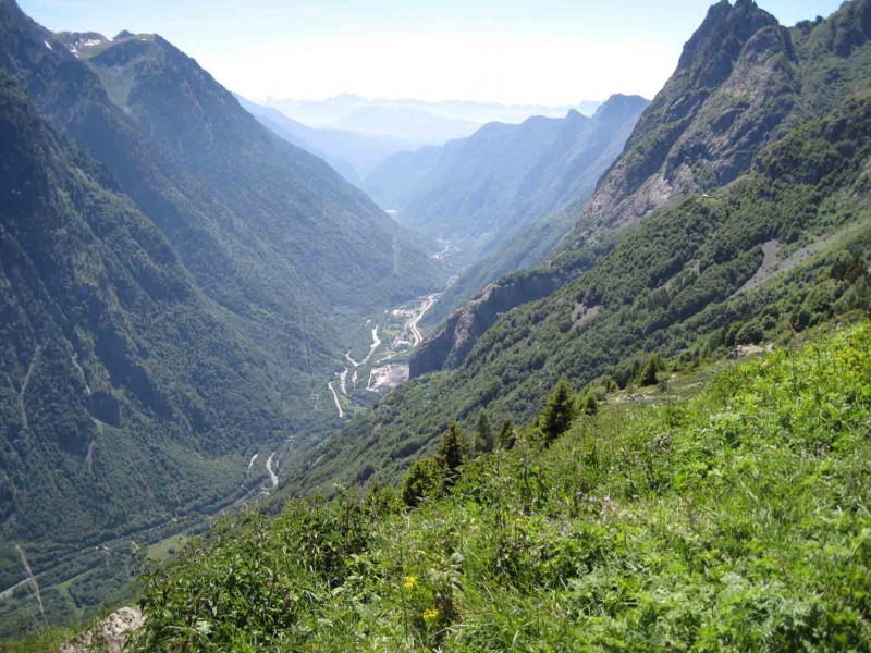 Challanches : La vallée de la Romanche - Au fond le Mt Aiguille, le Grand Veymond et Les Deux Soeurs