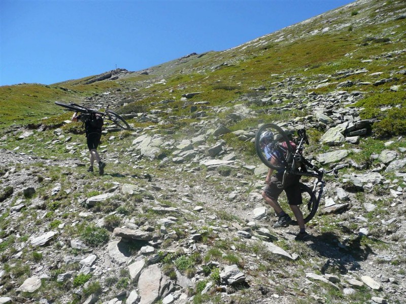 #2 portage sous sommet : 2 techniques différentes.
Pas trouvé de photo avec la dorénavent fameuse sings portage sous sommet : 2 techniques différentes.
Pas trouvé de photo avec la dorénavent fameuse sings'sangle !