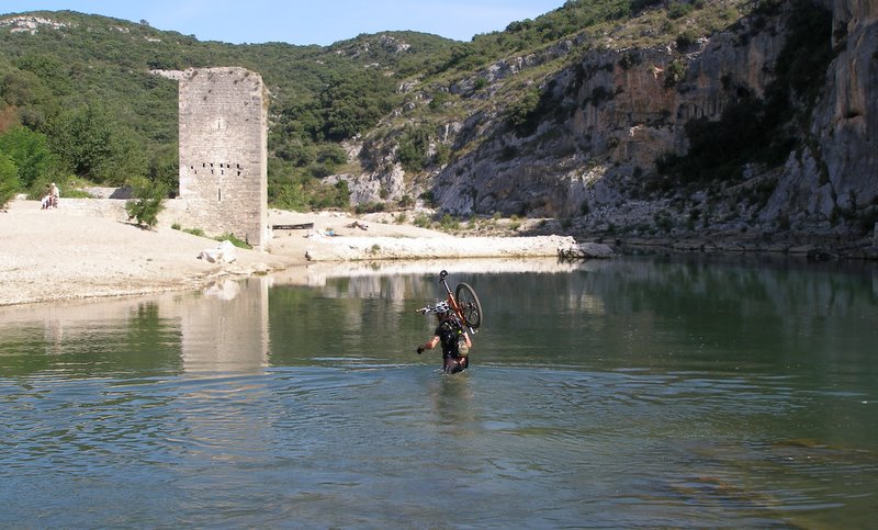 Traversée du Gardon : Santa en éclaireur