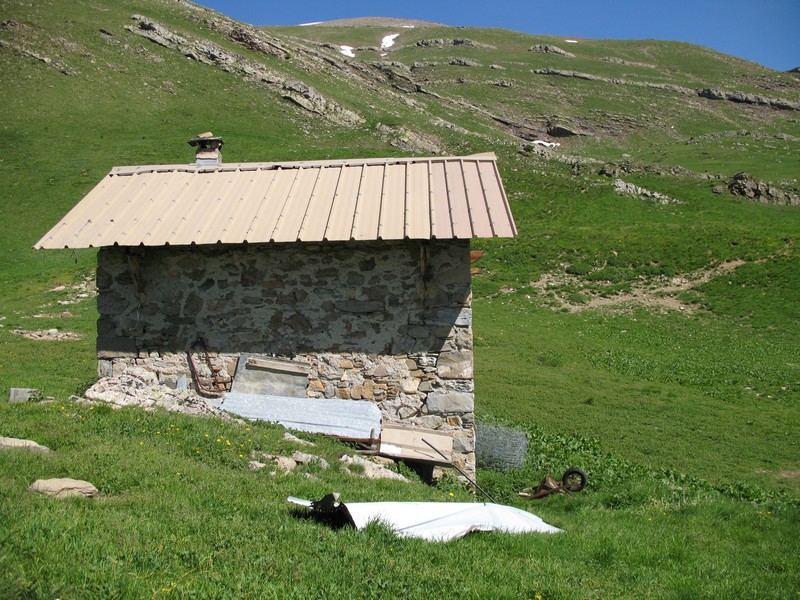 #5 Cabane altitude 2161m : Pelouse d Cabane altitude 2161m : Pelouse d'alpage et en arrière plan à droite la petite barre rocheuse à contourner