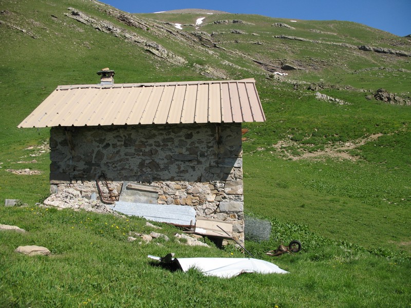 Cabane altitude 2161m : Pelouse d'alpage et en arrière plan à droite la petite barre rocheuse à contourner