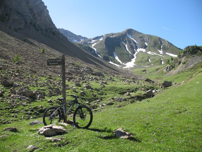 Vallon de la Baume : intersection avec le sentier du Lac Brun