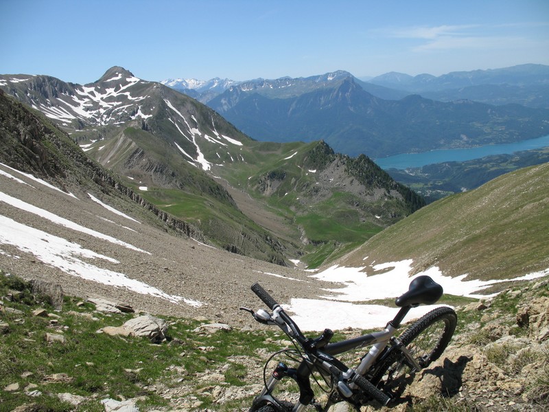 Au col : La montée fut longue, la descente sera beaucoup plus rapide.