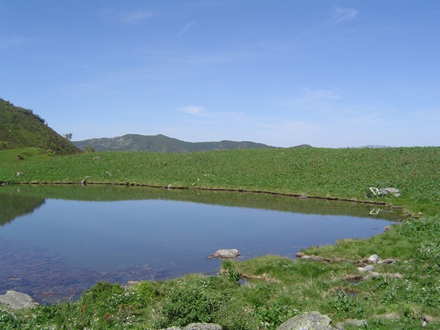 Lac de Leat : Le lac avec le Grand Rocher et Cret du Poulet en arriere plan