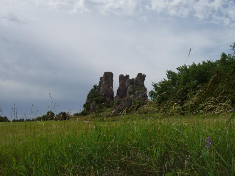 #17 Rocher de Roques-Altès : on passera au millieu Rocher de Roques-Altès : on passera au millieu