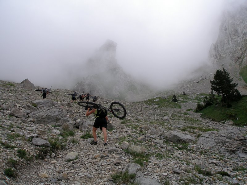#15 Ambiance dolomitique : Vététistes dans les brumes du Dévoluy Ambiance dolomitique : Vététistes dans les brumes du Dévoluy