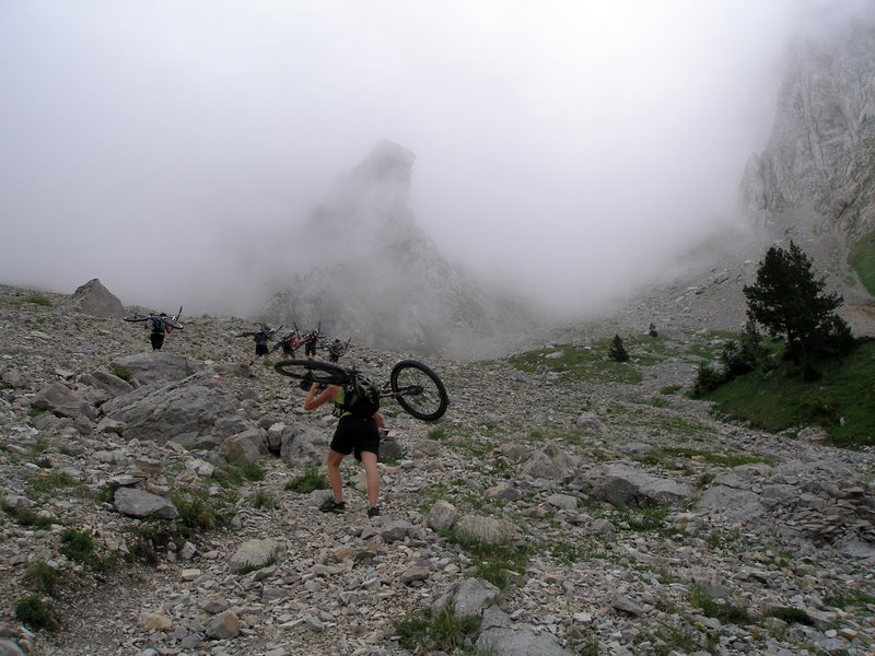 Ambiance dolomitique : Vététistes dans les brumes du Dévoluy