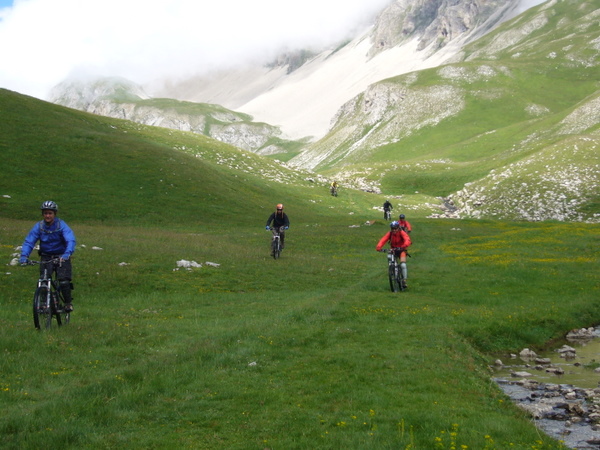 #13 Col des Aiguilles : Le groupe est dans le pré Col des Aiguilles : Le groupe est dans le pré