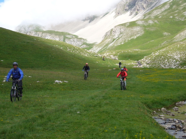 Col des Aiguilles : Le groupe est dans le pré