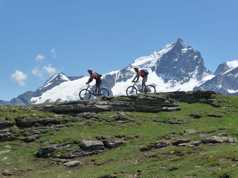 Vtt sur fond de Meije : Ptitbois et Felix de la Mountain sur fond de Meije