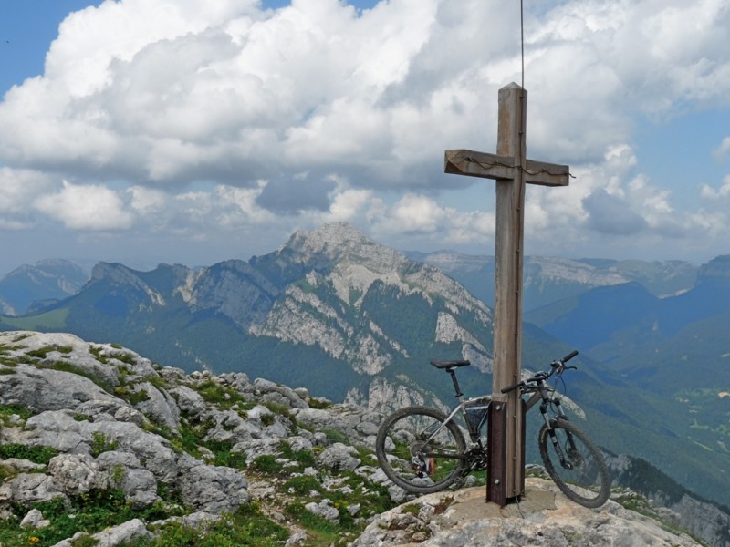 Le Grand Som : Croix du sommet avec le Grand Som en arrière plan