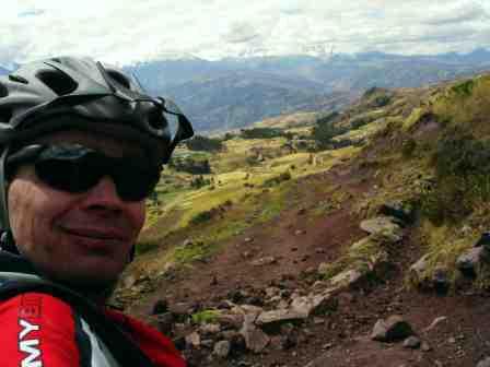 #4 dans la partie haute de la des : Moi avec la banane sur ce beau chemin ou les freins vont vite lâcher... dans la partie haute de la des : Moi avec la banane sur ce beau chemin ou les freins vont vite lâcher...
