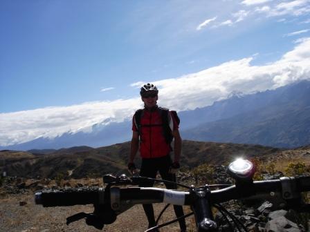 #8 Sommet de tour... : Ya pas la vue dégagée, mais normalement derrière moi il y a Huandoy, Huascaran, Hualcan, Copa.... Sommet de tour... : Ya pas la vue dégagée, mais normalement derrière moi il y a Huandoy, Huascaran, Hualcan, Copa....