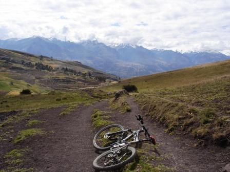 #7 la terre noire... : La terre est noire et le chemin bien propre, sa descend à fond vers Huaraz, 900m de déniv...... la terre noire... : La terre est noire et le chemin bien propre, sa descend à fond vers Huaraz, 900m de déniv......