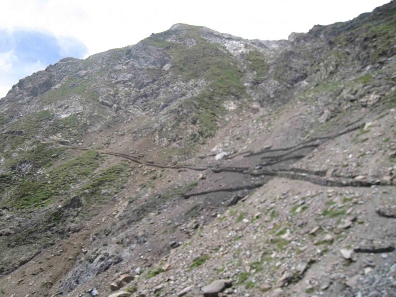 Et la montée reprend : dans une haute ambiance alpine austère et sauvage sur un terrain schisteux rouille, par un cheminement aérien pour atteindre le Collu 2537 m.