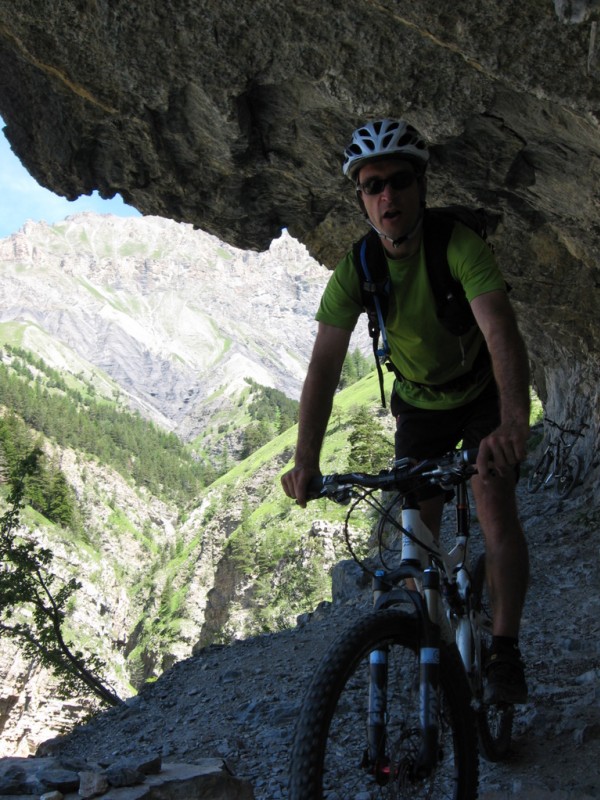 Sussis -> Peone : le passage sous roche de la montée au col des trente souches